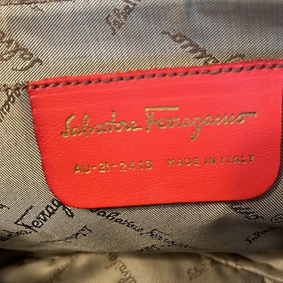 Pre loved Salvatore Ferragamo croissant shaped leather trimmed shoulder bag - Picture 4 of 7